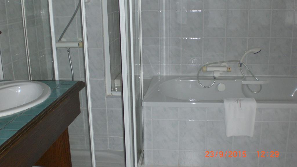 Auberge De L'Atre Quarre-les-Tombes Ruang foto